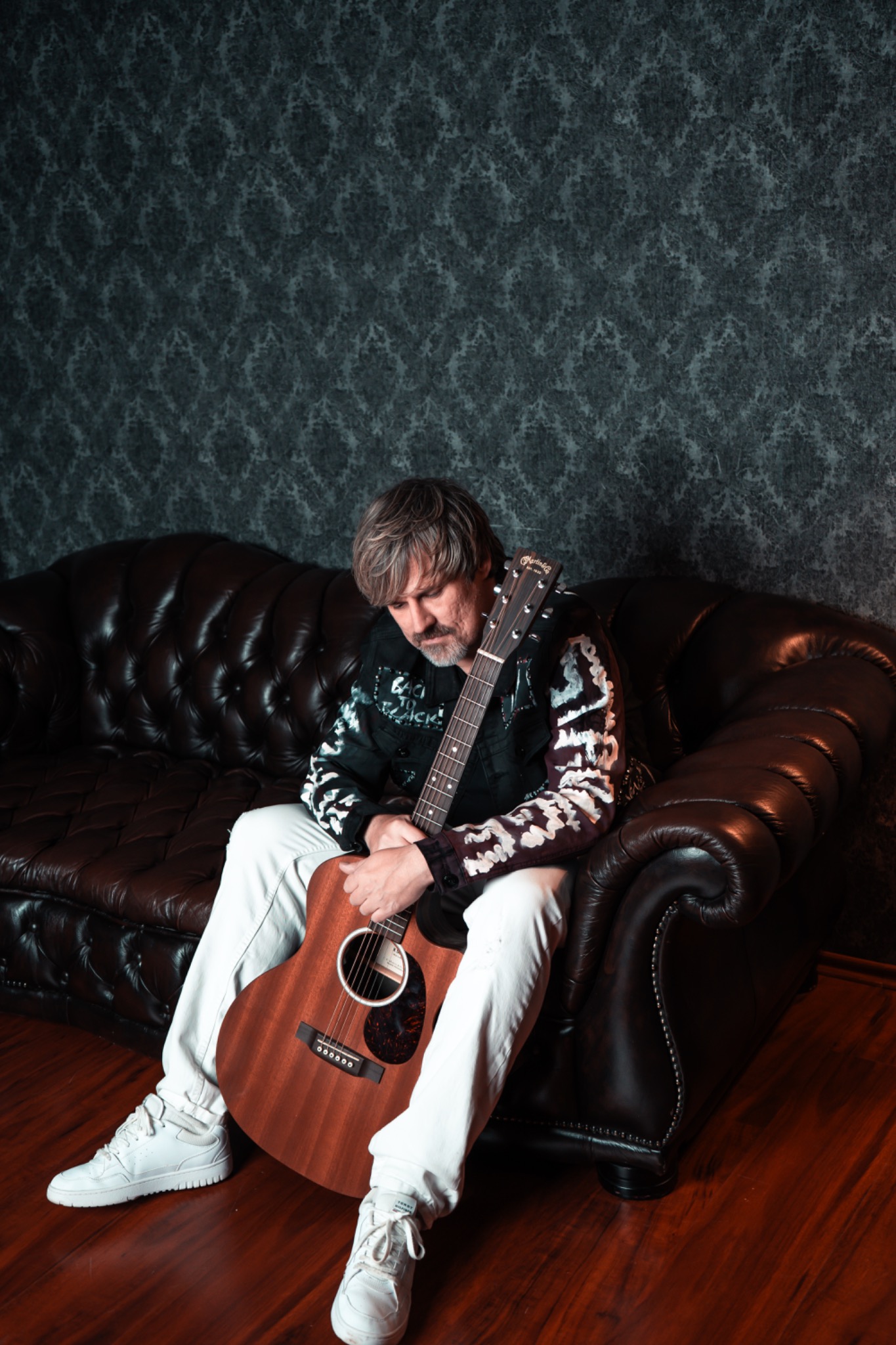 Robin Henderson mit Gitarre